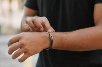 Armband om de pols in natuurlijk daglicht, close-up en realistisch gefotografeerd