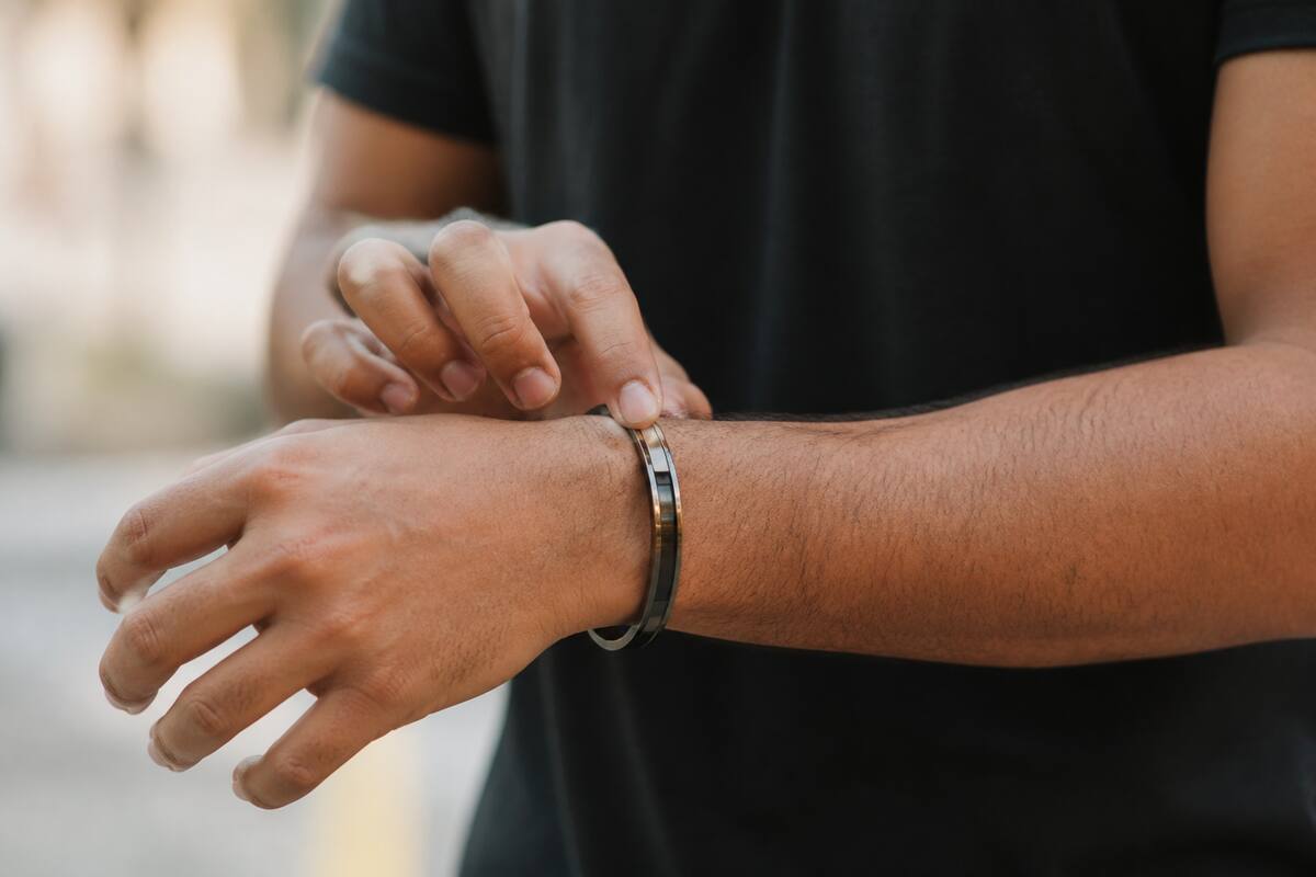 Armband om de pols in natuurlijk daglicht, close-up en realistisch gefotografeerd