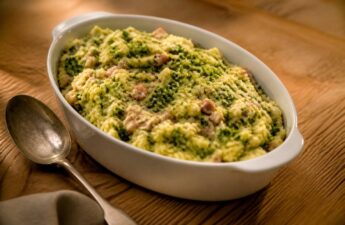 Schaal met verse stampot op tafel, warm keukenlicht, zonder tekst
