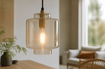 Realisme foto van een glazen hanglamp met warm licht in een woonruimte