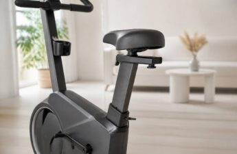 Hometrainer in een lichte woonkamer, realistische productfoto zonder tekst